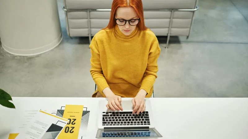 Person condensing meeting notes into a clean summary on a screen